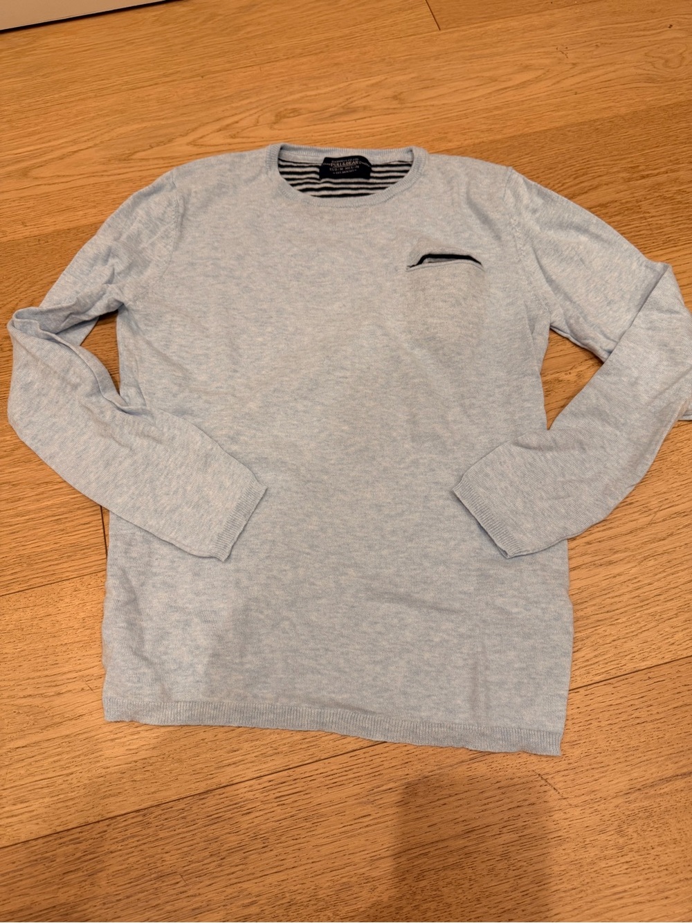 Pull & Bear men’s lightweight Sweater with pocket detail-